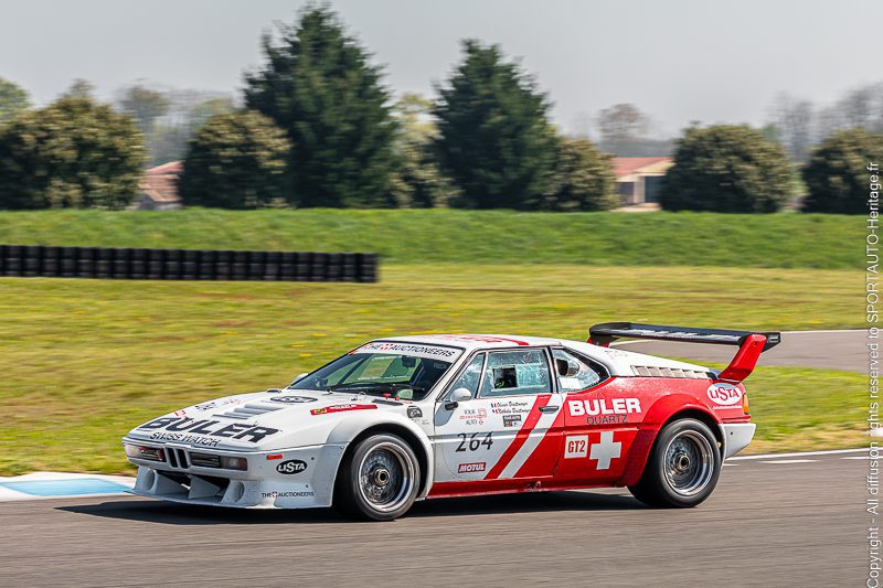 BMW M1 Procar n° 264 de profil en piste au Tour Auto 2023.