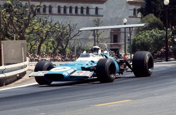 Jackie Stewart en tête du Grand Prix d'Espagne 1969 sur le magnifique circuit de Montjuïc à Barcelone. La MS80 dispute un Grand Prix complet avec des ailerons hauts pour la dernière fois, ces derniers étant interdits durant le week-end du Grand Prix de Monaco 1969.