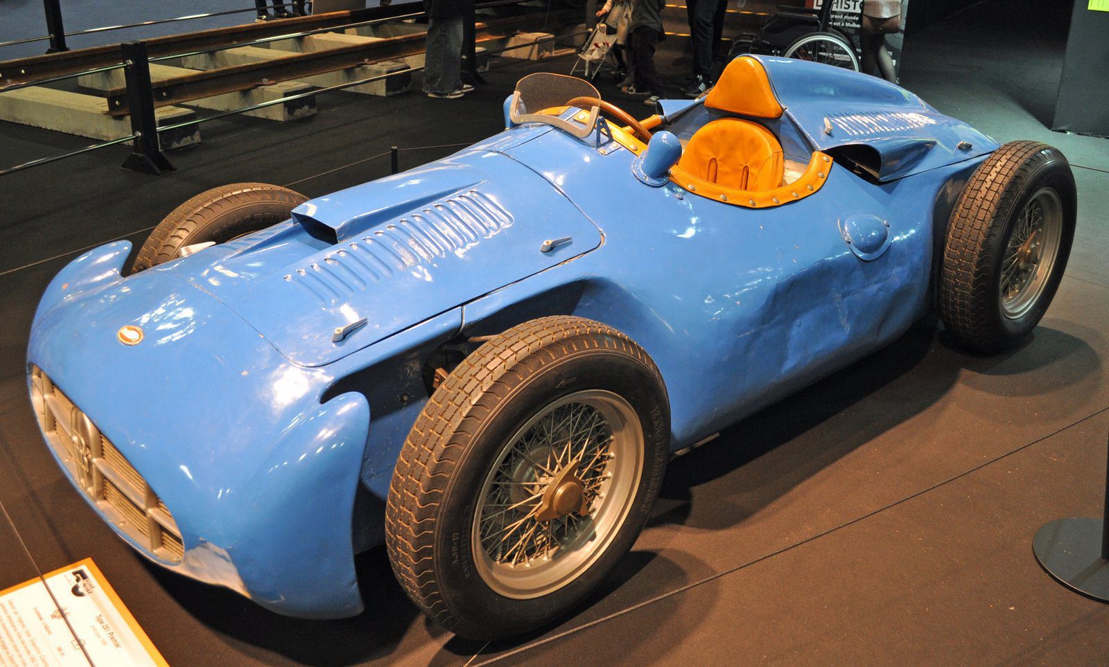 Photographie en couleur : une Bugatti 251 monoplace bleue aux sièges orange, exposée au salon Rétromobile, en 2026.